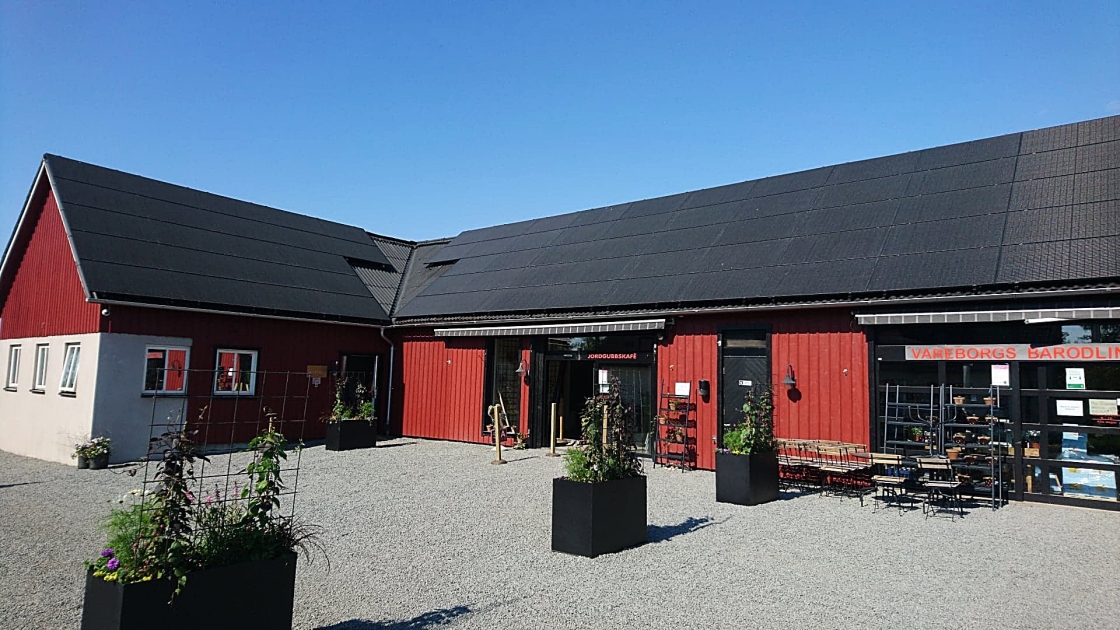 Lada med solceller på taket.