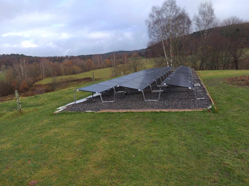Solceller i en trädgård.